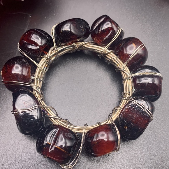 8 Set of Amber Glass Bead Napkin Rings on Silver Wire. - Picture 2 of 7